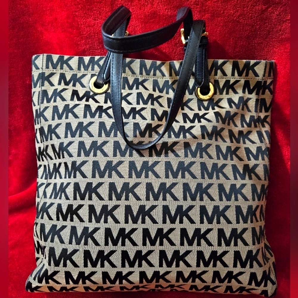 Beautiful Michael Kors Large Signature Tote/Shoulder Bag